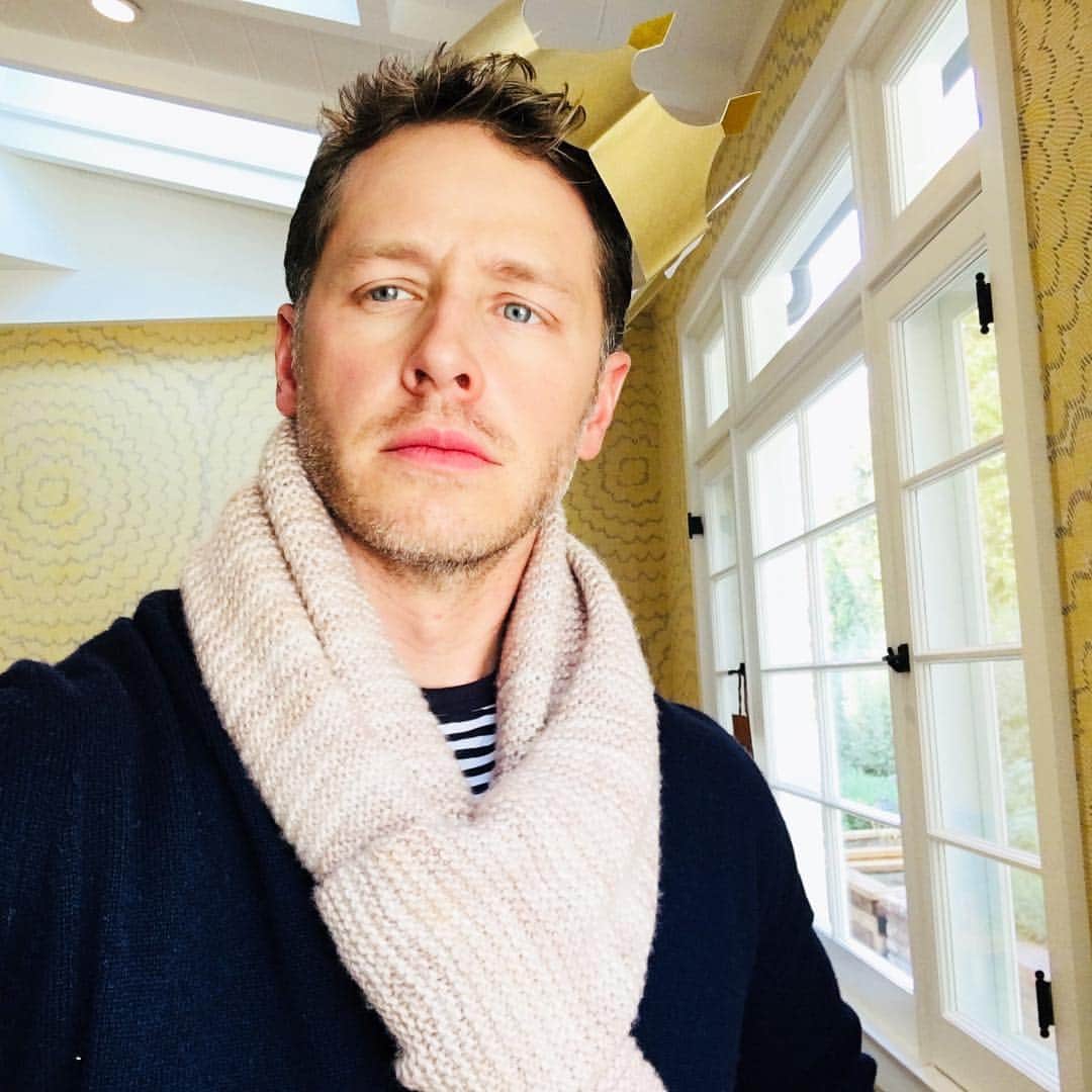 ジョシュア・ダラスのインスタグラム：「This scarf made by my talented lover makes me king of Christmas! Happy Holidays to all of you! #ginnifergoodwin #christmas #holidayseason #lovers #family」