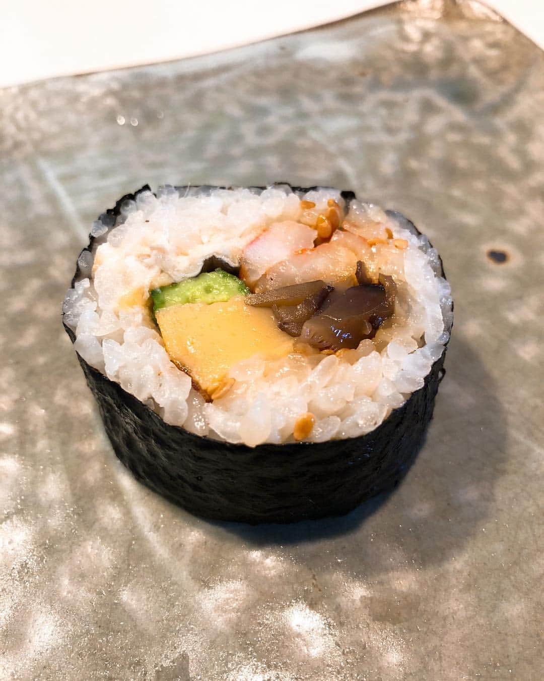 秋山具義さんのインスタグラム写真 - (秋山具義Instagram)「朝食で『鮨 さいとう』の太巻き、さいこうです。 #鮨さいとう #寿司 #太巻き」12月26日 9時03分 - gugitter