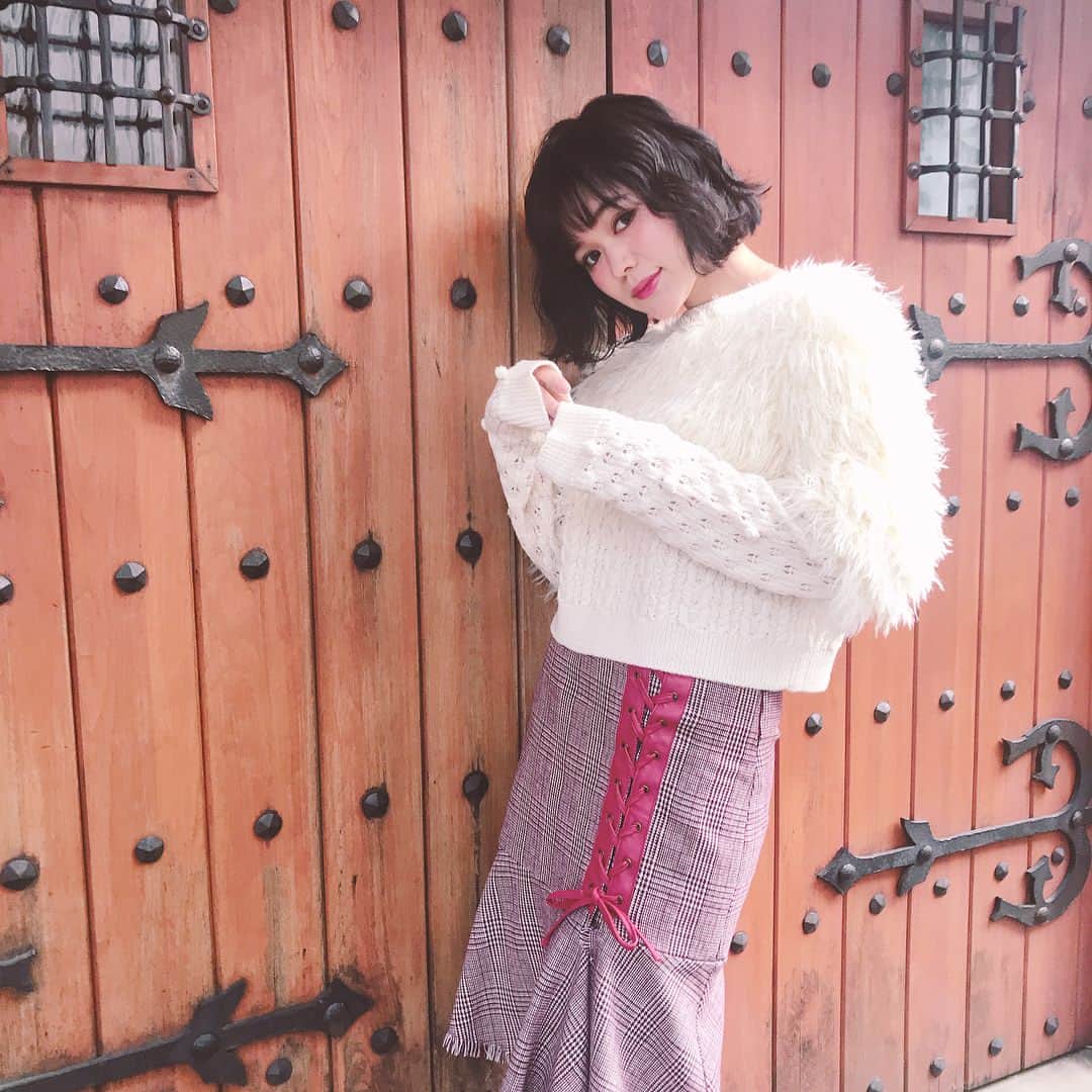 Marbleeのインスタグラム：「♡coordinate♡ ファーライクなフェザーヤーンをあしらったニットにレースアップが目を引くデザインのチェックスカートを♪ ニットはボリュームたっぷりでトレンド感あり◎ やや短めの丈でスカートとの相性も良し★ スカートはアシンメトリーのヘムラインが脚を綺麗に見せてくれます♪ . . ☑︎ レースアップアシメチェックスカート ☑︎ 全3色 ¥10,800＋消費税 . ☑︎ ループフリンジボリュームニット ☑︎ 全3色 ¥11,800＋消費税 . . ☆＊*‥…★…‥*＊☆◆☆＊*‥…★…‥*＊☆◆☆＊*‥…★…‥*＊☆☆＊*‥…★…‥*＊☆◆☆＊*‥…★…‥*＊☆◆☆＊*‥…★…‥*＊☆☆＊*‥…★…‥*＊☆◆☆＊*‥…★…‥*＊☆◆☆＊*‥…★…‥*＊☆ . . #marblee #マーブリー #coordinate #code #fashion #instafashion #ootd #outfit #new #新作 #ニットコーデ #大人かわいい #大人女子 #人気アイテム #コーディネート #ファッション #ニット #knit #ふわふわ #もこもこ #ボリュームニット #フェザーヤーン #チェック #スカート #skirt #雑誌掲載アイテム #fashionpost #sweater」