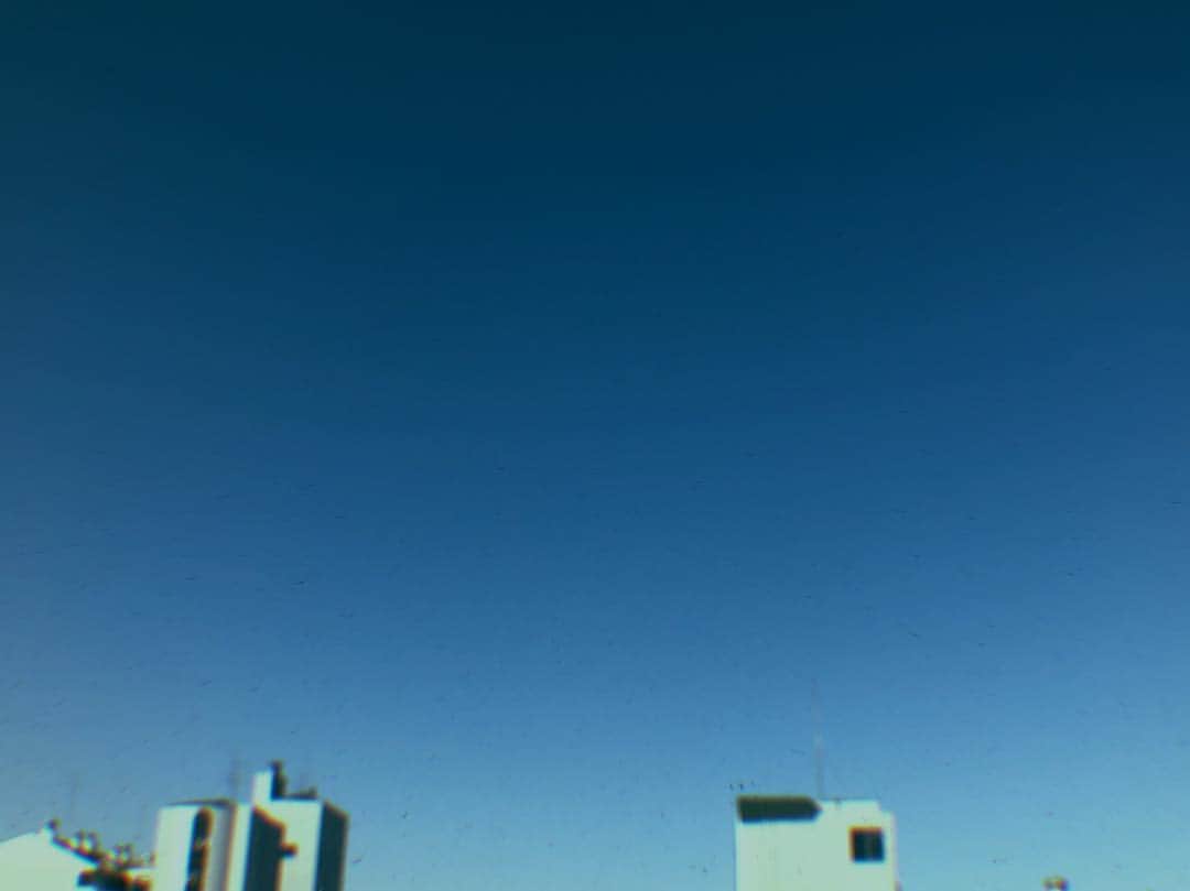 ヨ・ジングさんのインスタグラム写真 - (ヨ・ジングInstagram)「오늘 하늘은 맑네요~ 다들 좋은 하루 보내세요😘 #겨울하늘 #9oo그램」12月26日 12時08分 - yeojin9oo
