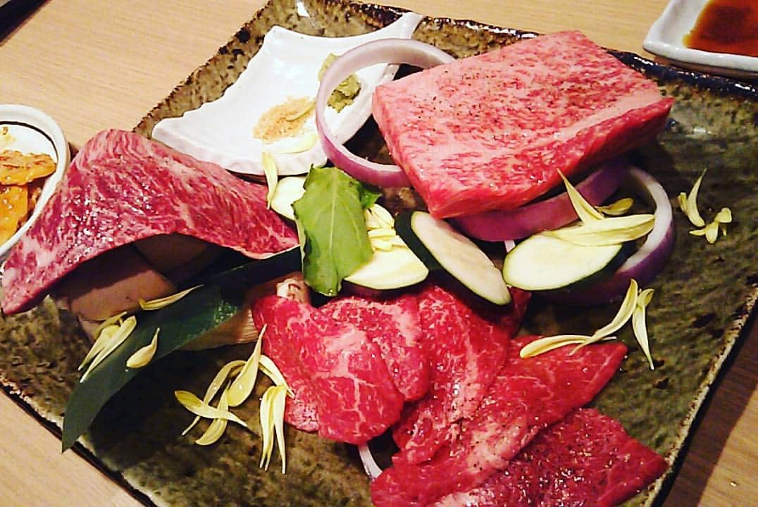 Lunature_JPのインスタグラム：「クリスマスの昨日は会社の忘年会でした🍻🍺. . 大好物の、肉！. 肉の塊！. . 絶品でした😋✨. . 今年も残すところ5日！. . 年末でお忙しいとは思いますが、 無理せず健康で新年を迎えられますよう祈っております！. .  あっ、来年の目標立てねば！ . #ルナチュール #lunature #化粧下地 #メイク下地 #かかりつけコスメ #婦人科医共同開発コスメ #肌状態に合わせて使える化粧下地 #ピンク #イエロー #化粧品 #コスメ #美容垢さんと繋がりたい #今日のメイク #美容 #美容垢 #コスメコンシェルジュ #よるごはん #肉」