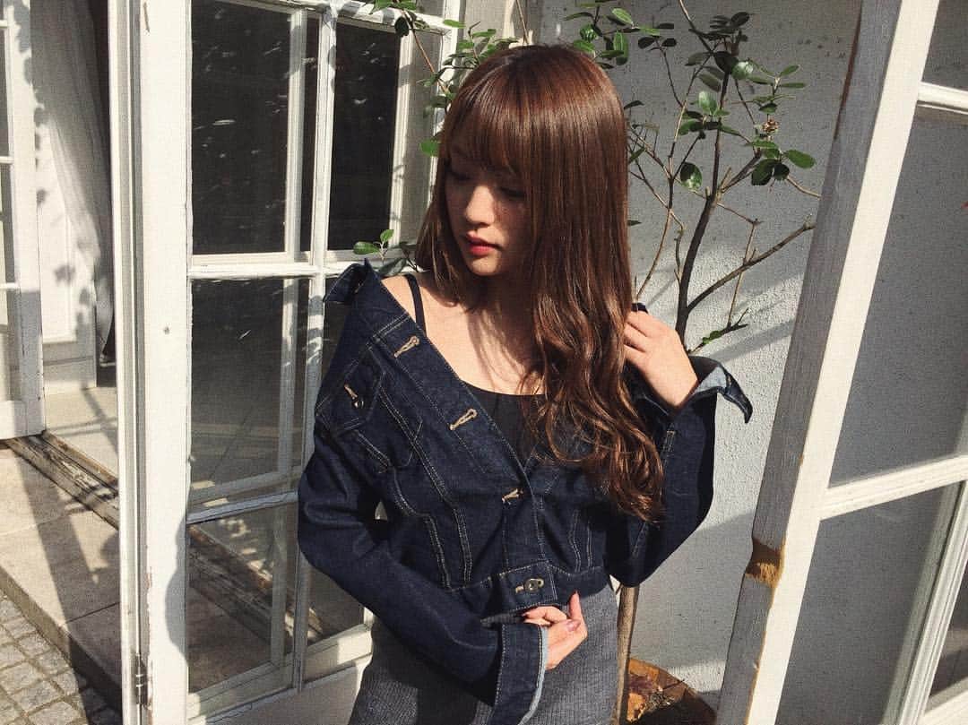 志田友美（ゆうみん）のインスタグラム：「📺🖤❤️ . "ユニクロ×AbemaTV"  #ユニクロ CMに出演決定❤️ . みんなもSNSで #秋冬もブラトップ #ユニクロのブラトップ をつけてみんなのコーデスタイルを投稿してみてね🗣✨ . みんなが真似しやすいように、 全部のコーデ私が考えました🙊💭 . #AbemaTV 要チェック💋💋💋 . #cm #commercial #uniqlo  #instafashion」
