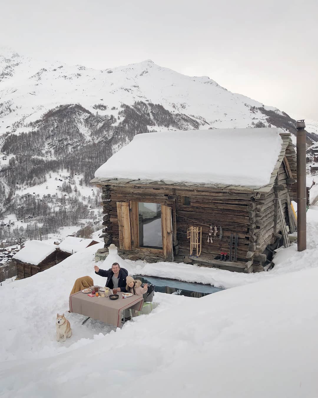 フィロとポンポンさんのインスタグラム写真 - (フィロとポンポンInstagram)「🎿 Après le ski... Un petit encas montagnard bien mérité! #Airbnb #anakolodge #sponsorisé par @airbnb」12月27日 1時10分 - philo_pompon