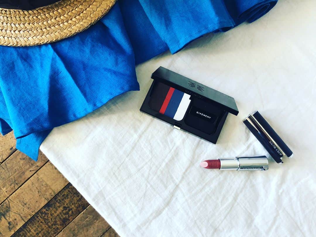 神崎恵さんのインスタグラム写真 - (神崎恵Instagram)「あけた瞬間「😍」になったジバンシイのアイパレット クチュール・アトリエ・パレット1 赤やネイビーブルーをラインや目尻や下まぶたに添えるだけで、かなり😍💕 白もラインにすると、とーっても可愛い💕💕💕 #ジバンシイ #givenchy  #ルージュジバンシイマット #クチュールアトリエパレット 1月5日発売」12月26日 16時29分 - megumi_kanzaki
