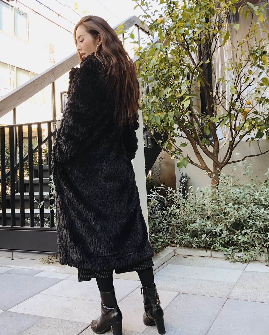 のインスタグラム：「今日はオフィスから近い TRUNK HOTELでlunch mtg🍽 強制的に連れて行かれる以外朝昼をあんまり食べないから和と洋mixの選べるプリフィクスコースでメンズは足らないかもだけど多すぎないし 私には丁度良い感じw😋✌️ この場所は午後日かげになるから今日はアウターを一応持ってきたw 昨日も着てた寒さ無敵のエコファーコート✨ 肩かけでも膝かけでもあったかい🤤🤤 らぶすぎる❤️❤️ 中のカバーアップピンストワンピは本日初おろし😘 ピンスト好きの私にはたまらんな💓 @mieli_invariant #mieliinvariant #murami#muramistyle」