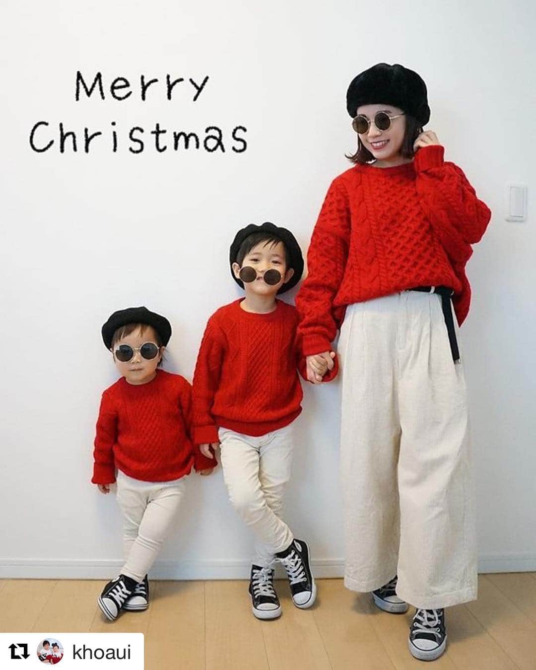mamaPRESS -ママプレス- のインスタグラム：「クリスマス終わっちゃったけど、素敵なポストをまだまだご紹介しちゃいます☺️✨ ・ 赤と白の完全おそろコーデでクリスマス感たっぷり💕 黒コンバース、ベレー帽、丸メガネまで揃えた完コピに脱帽👏✨✨ ・ @khoaui さん、ありがとうございました♡ ・ ・ 【写真や動画を募集中！】 ママプレスは、 みなさんから投稿を大募集！  photo:#ママプレス #mamaPRESS movie:#ママプレスムービー  のハッシュタグをつけて、 ぜひインスタに投稿してね！ ※投稿はリポストや記事でご紹介させていただくことも！ ・ ・ ▼こちらのタグも募集中！ #美ママプレス #ママプ子育て川柳 ※紹介させていただいた記事はプロフィ―ルから飛べます ・ ・ みなさんからの たくさんの投稿を お待ちしまています☺️🙏💕 ・ ・」