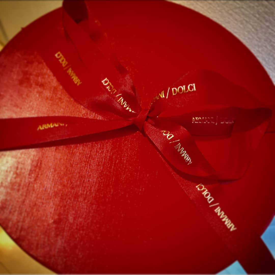 桜田通さんのインスタグラム写真 - (桜田通Instagram)「ARMANIさんからクリスマスケーキが届いていました。この間出会ったばかりなのに嬉しいお心遣いをありがとうございます。パネトーネというミラノ発祥のお菓子だそうな。素敵な箱に素敵なパンケーキだ〜。 @emporioarmani #armanidolci」12月26日 17時48分 - dorisakurada