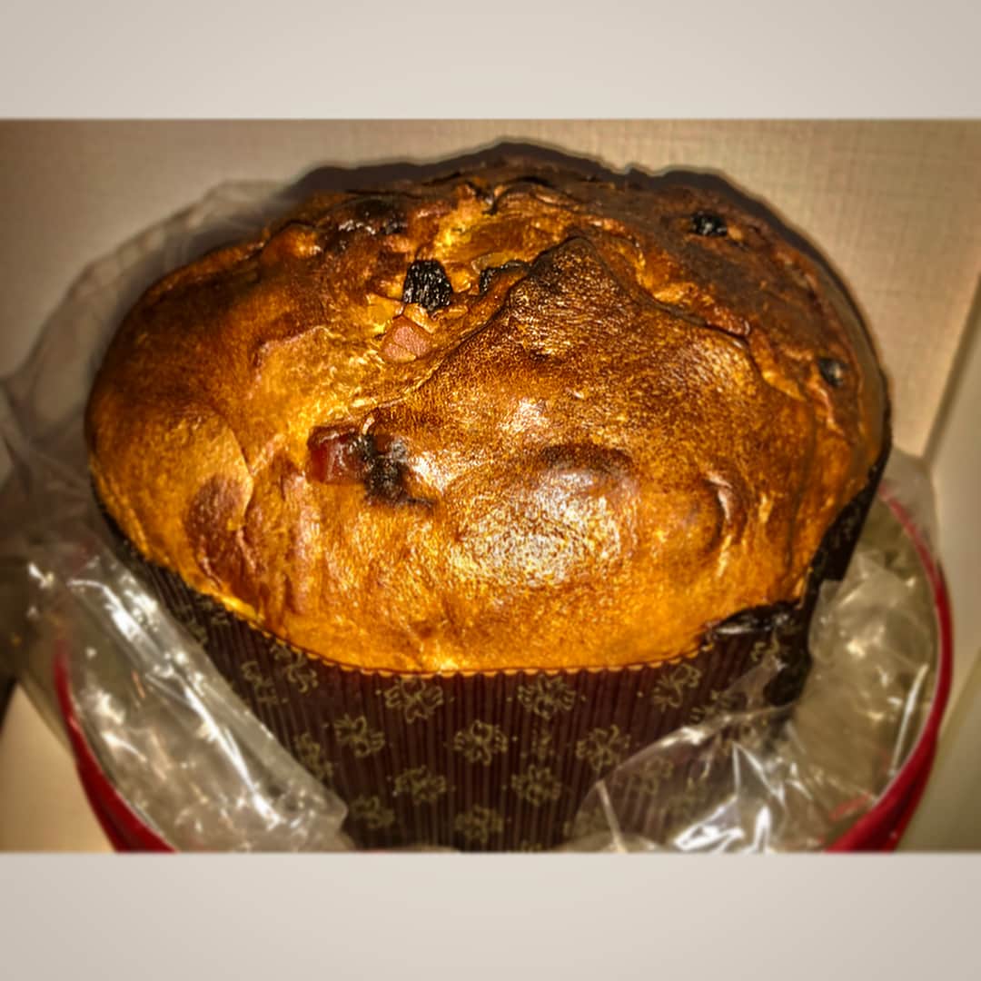 桜田通さんのインスタグラム写真 - (桜田通Instagram)「ARMANIさんからクリスマスケーキが届いていました。この間出会ったばかりなのに嬉しいお心遣いをありがとうございます。パネトーネというミラノ発祥のお菓子だそうな。素敵な箱に素敵なパンケーキだ〜。 @emporioarmani #armanidolci」12月26日 17時48分 - dorisakurada