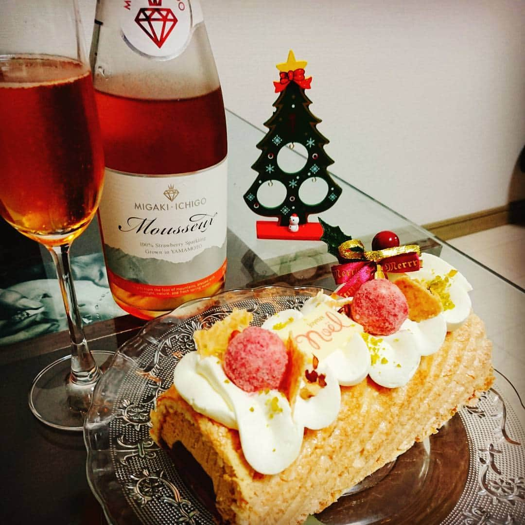 真鍋摩緒さんのインスタグラム写真 - (真鍋摩緒Instagram)「今年もクリスマスケーキにはミガキイチゴムスー🍓✨ いちご100%で作られたスパークリングワイン #ミガキイチゴムスー は香料、着色料不使用！ 「食べる宝石」#ミガキイチゴ を 贅沢に2パック分使って作られているので抜栓した瞬間、お部屋中がフレッシュないちごの香りに包まれます！🙌🍓💕 今年のケーキは #オザミ 本店で注文させて頂いた「 #ブッシュドノエル ショコラベリー」！ ヴァローナ社のブロンドショコラを使ったムースと、ブラックベリーやカシスのクリームで仕上げられた最高に贅沢なクリスマスマリアージュでした😆💕 両親にも旦那さんにもミガキイチゴムスーは大好評！🙌 ケーキとのマリアージュは抜群だけれど、甘過ぎず強めの炭酸にハンサムな中辛口でお料理とも合わせやすいところも個人的にはたまらなく好き😍  ちなみに私は卒乳後のお疲れ様乾杯もミガキイチゴムスーにしました😌  #イチゴ の花言葉は「尊敬と愛情」ですからね！ ご夫婦の記念日や、仲直りの乾杯などにも是非広まってほしいなと思います😌🍓💕 #migakiichigo #ミガキイチゴアンバサダー #いちご #お酒 #スパークリングワイン #フルーツワイン #クリスマス #マリアージュ #男の子ママ #働きママ #ワーキングマザー #離乳食 #1歳3ヶ月  #完了期 #おうち飲み #うちごはん  #乾杯 #happy #happytime」12月26日 18時27分 - maomanabe