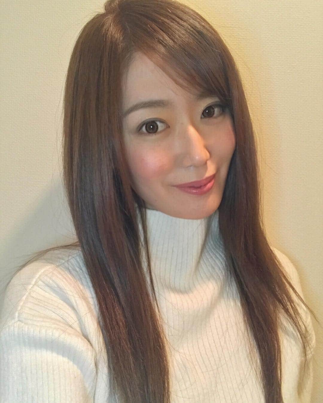 白石蘭のインスタグラム：「今回も山根さん @yujiyamane にカットカラーして頂きました💇🏻✨ ミルクティーベージュアッシュ💕 落ちても綺麗な色になってくれる✨ ヴァイオレットも入ってて冬っぽくて好き☺️💓💓 #hair#haircolor#cut#haircut#roppongi#loana#ロアナ六本木」