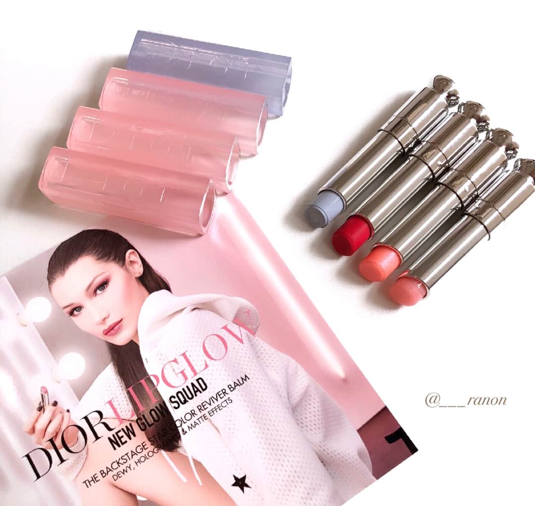 ___ranonのインスタグラム：「＊ ＊ ＊ #dior ディオール アディクト リップグロウ 010 ホロピンク 102  マットラズベリー ＊ 大好きなリップグロウがラメ、マット、グロウの3つのエフェクトで全10色登場です！ (新色6色、限定4色) ＊ リップグロウに出会ってからリップグロウなしのリップメイクなんて考えられなくなってしまいました！新色嬉しい… ＊ 010ホロピンクは既存の001ピンクのような色に多色ラメがたっぷり入ってます。 一本で存在感が出るので、今のところ一本使いしてますが、グロスを重ねたりリップを重ねても絶対可愛い… ＊ 102マットラズベリーは既存のリップグロウの質感と違って塗り心地はサラサラで文字通りマット！ 乾燥は感じられますが、スルスル塗れるマットは貴重ですね。持ちもかなりいいです！あと、ムラにもなりにくいです。 ＊ 2018年1月12日全国発売予定 1月3日（水）～1月９日（火）は新宿伊勢丹のイベントにて世界先行発売するようです♡ ＊ 一緒に映っているフィックスイットカラー01ブルーは口周りに使うとくすみを取ってくれてリップメイクがより綺麗に見えます。 他にも目の下に使うと肌を明るく見せてくれたり、仕込みハイライトとしても使えます(*⁰▿⁰*) ＊ #ディオール #ディオールアディクトリップグロウ #リップグロウ #ティントリップバーム #pr #リップ #口紅 #リップメイク #化粧品 #コスメ #ディオールコスメ#血色リップ#デパコス#ピンクリップ#新作リップ#今日のメイク」