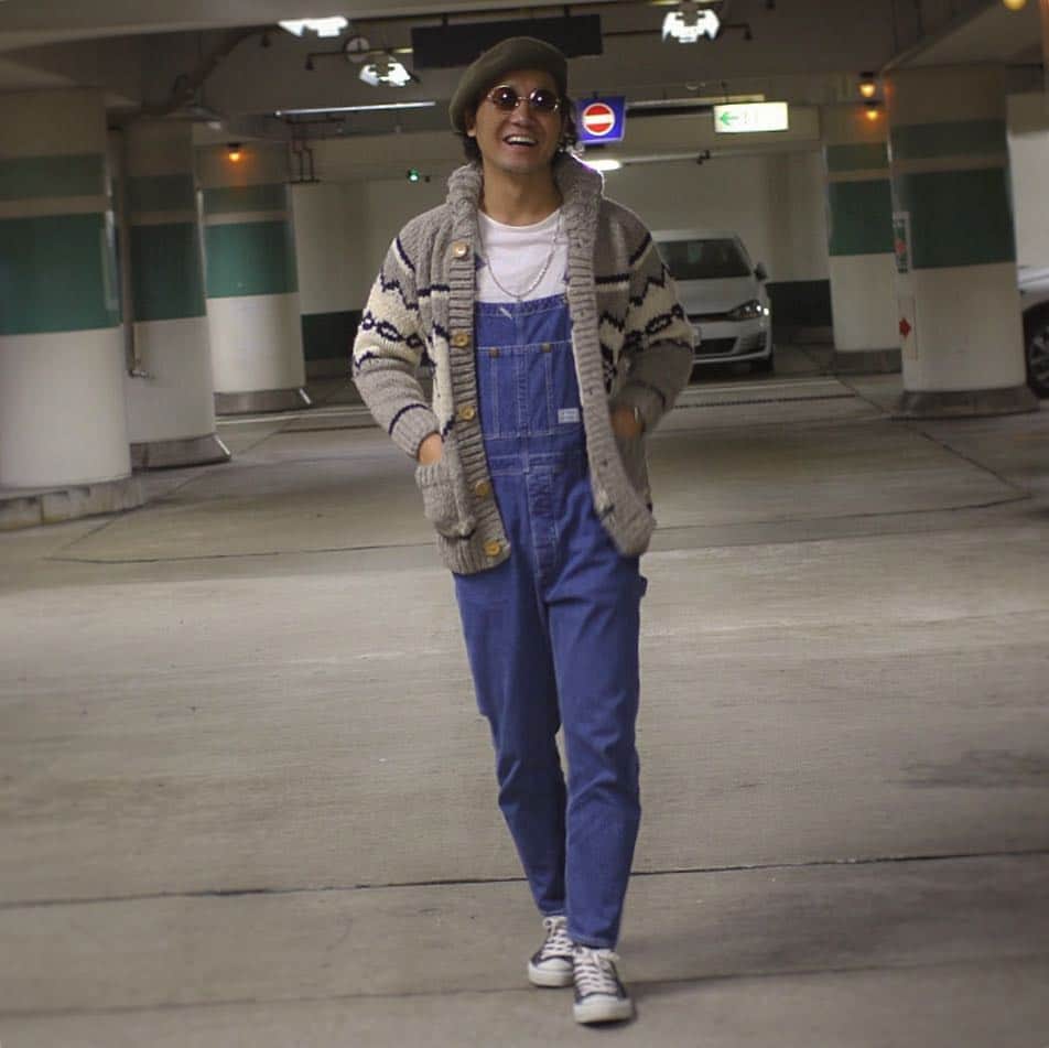 のインスタグラム：「@editclothing.jp カウチン初おろし👳🏿 ・ てか服全部エディット👳🏿 #エディマサ ・ サングラスは @flex_japan フレックスニッポン👳🏿 ・ オールナイトニッポンみたいだね👳🏿 ・ てことで考えごとし過ぎて他の人の駐車料金払いました👳🏿 #優男マサ ・ #mensfashion #メンズファッション #mensstyle #メンズスタイル #fashion #ファッション #coordinate #コーディネート #coorde #コーデ #パパコーデ #ootd #code #outfit #nagoya #aichi #editclothing #converse #allstar #rifiny #リファイニー #MS組合」