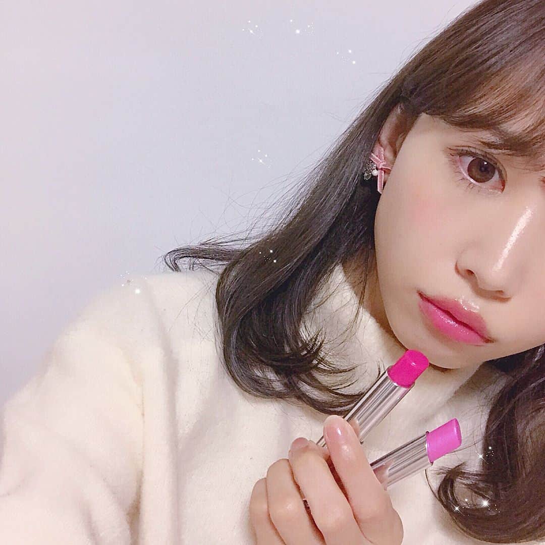 のインスタグラム：「lip ♥ ディオールアディクトリップグロウ 💋 新色が6色、限定が4色の全10色。 ３つのエフェクト（ラメ、マット、グロウ） 私は007ラズベリー（グロウ）と 009ホロパープル（ラメ）を使用 ♥️ 限定色の009は繊細なラメをふんだんに含んでいて キラキラ感がめちゃくちゃ可愛い ✨✨ 唇の水分量やpHバランスに反応して その人本来のナチュラルな血色感 👄 ずっとうるおい続けるのもすごく嬉しい 🌟 全国発売は01月12日から … ✍🏻 ほんとにオススメしたいリップなので 少しでも参考になれば嬉しいです 💄 ベースメイクに使うお気に入りの フィックスイットカラー（100 ブルー）は また別でご紹介したいと思います 💙 #ディオールアディクトリップグロウ #リップグロウ #ティントリップバーム #ディオールコスメ #血色リップ #デパコス #ピンクリップ #新作リップ #コスメ #今日のメイク #ディオール #lip #pr #pink #lamé #dior」