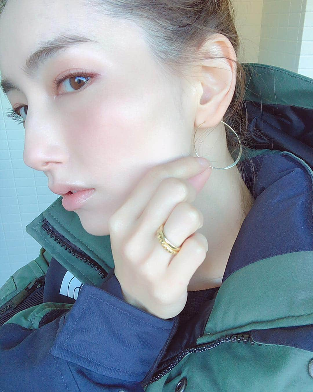 辻元舞さんのインスタグラム写真 - (辻元舞Instagram)「. よく質問いただくこちらのピアスは BEAUTY&YOUTHで購入しました🙆🏻‍♀️ シンプルで何にでも合わせやすくて重宝するので 大きいサイズと小さいサイズどちらも持ってます😊 華奢で主張しすぎないし、 さりげなく幅が変化しているところが可愛い❤︎ そして、こちらもよく質問いただく指輪は BOUCHERONとBijou de Mの指輪を重ねています💍 #BOUCHERON#BijoudeM#ポワントドディアマン#ディアマン#指輪 #ピアス#フープピアス#BEAUTYandYOUTH#instagood#happy#love#me」12月26日 21時26分 - mai_tsujimoto