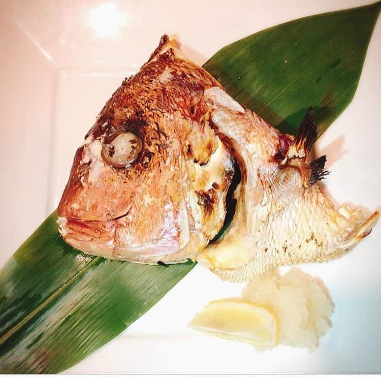 個室×炭火地鶏と朝獲れ海鮮 Goti明石店のインスタグラム：「鯛のカマ塩焼き  明石の魚の棚からも入荷している鯛を塩焼きや姿作りでお召し上がり頂けます #Goti#居酒屋#完全個室#宴会#魚の棚#鯛」