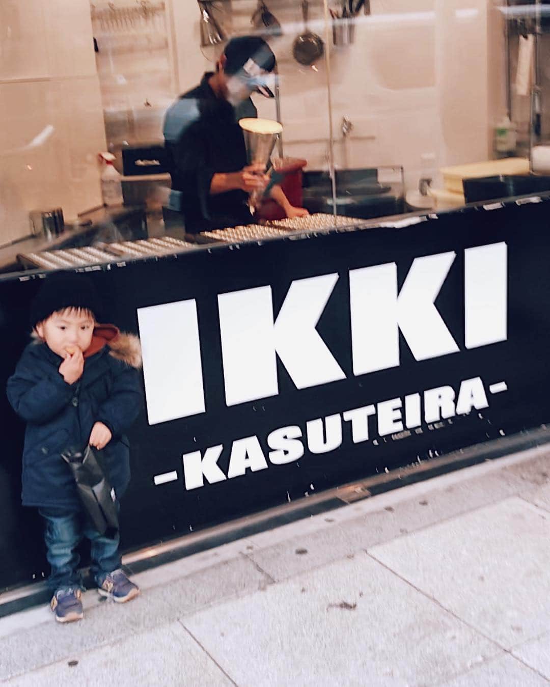 高橋菜摘さんのインスタグラム写真 - (高橋菜摘Instagram)「#IKKI 大阪のアメ村で息子と同じ名前のカステラ屋さん発見❤️ すごく珍しい名前だからなんだか嬉しい。 . ストーリーで大阪の美味しいお店たくさん教えてくれてありがとうございます🐙 そのほとんどが「わなか」の塩味たこ焼き。 わなか知ってたけど久しぶりに行ったら本当美味しかった〜💛 今日は心斎橋で買い物して早めにUSJのホテル着いてゆっくりしてます♨️ 明日多分寒いけど並ばないパス買ったから全部さくさく乗り切るぞー🤧 #USJ のおススメもあったら教えてくださーい😼 引き続き大阪情報待ってまーす😛 ＿＿＿＿＿＿＿＿ #osaka #japan #trip #travel #kasutera #american #amemura #shinsaibashi #son #myson #3yearsold #boy #children #一稀 #カステラ #大阪 #観光 #大阪旅行 #旅行 #家族旅行 #心斎橋 #アメ村 #3歳」12月26日 22時00分 - natsu128