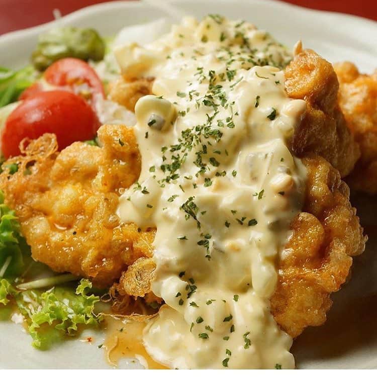 個室×炭火地鶏と朝獲れ海鮮 Goti明石店のインスタグラム：「今日の賄いはチキン南蛮！ #完全個室#居酒屋#Goti#チキン南蛮」