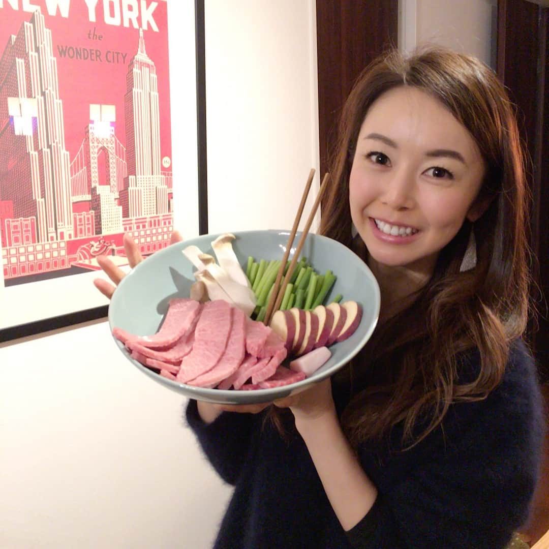 宮崎宣子さんのインスタグラム写真 - (宮崎宣子Instagram)「今年の東京最後の夜は、 一年間一番お世話になった静子姉さんのところへ 御礼のお花を届けに🌺  #東京最後の夜 #御礼の気持ちを込めて #静子姉さん #大変お世話になりました #泣いたり #笑ったり #感謝 #焼肉 #カルビ #たくさん食べられない #胃が年寄り #タンとハラミ #いい肉は少しでいい #宮﨑宣子 #大吉 #いいごとづくし #年の瀬」12月26日 23時38分 - miyazaki_nobuko