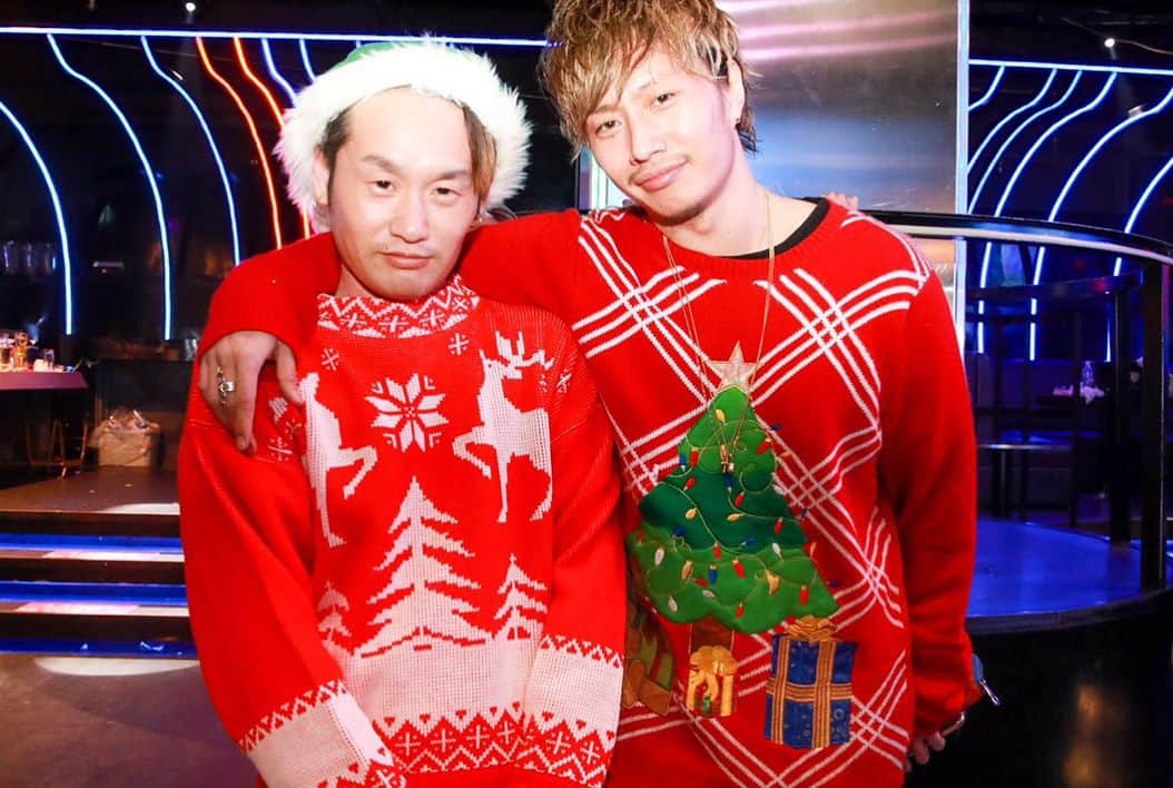 デッカチャンさんのインスタグラム写真 - (デッカチャンInstagram)「#ATOMTOKYO #クリスマス #ダサいセーター選手権 #ダサいセーター  #お腹出てますよ #年末 #良いお年を」12月27日 1時32分 - dekkachan2003