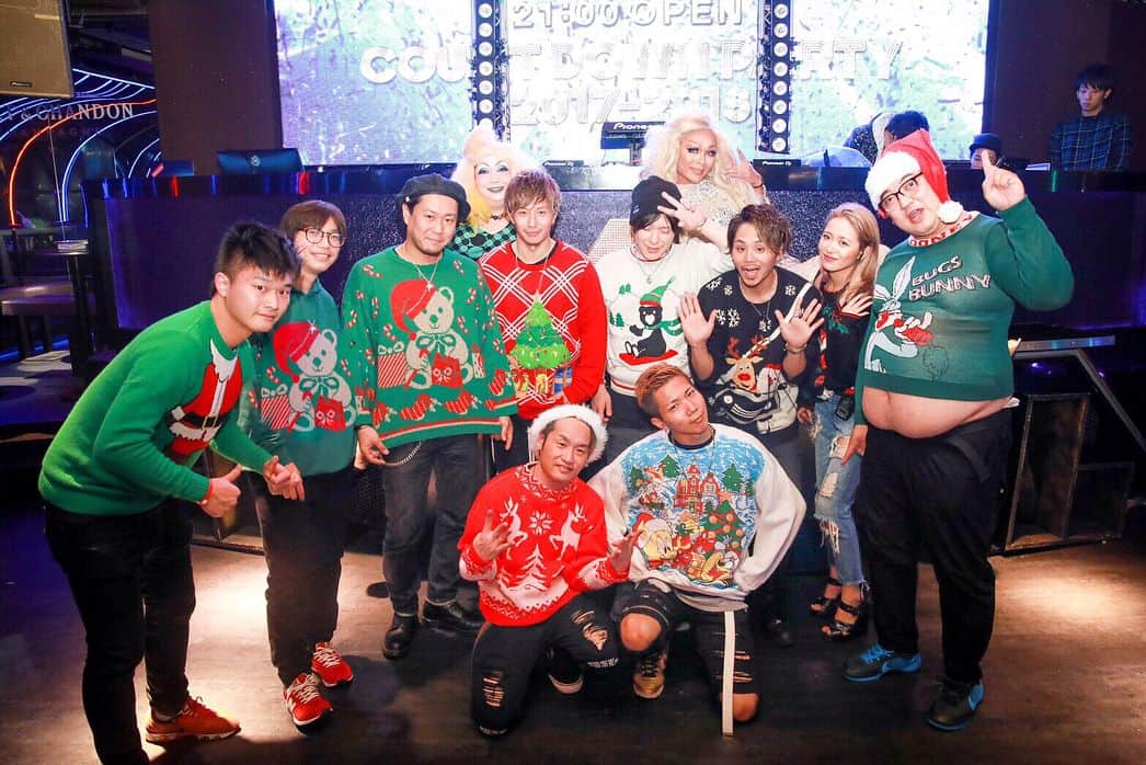 デッカチャンさんのインスタグラム写真 - (デッカチャンInstagram)「#ATOMTOKYO #クリスマス #ダサいセーター選手権 #ダサいセーター  #お腹出てますよ #年末 #良いお年を」12月27日 1時32分 - dekkachan2003