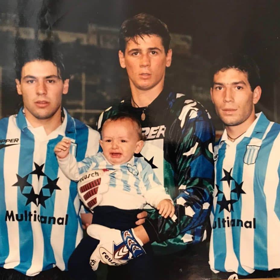 アルバノ・ビサーリのインスタグラム：「A los 20 años. Con la camiseta de Racing representando a la pensión.. recuerdos..」