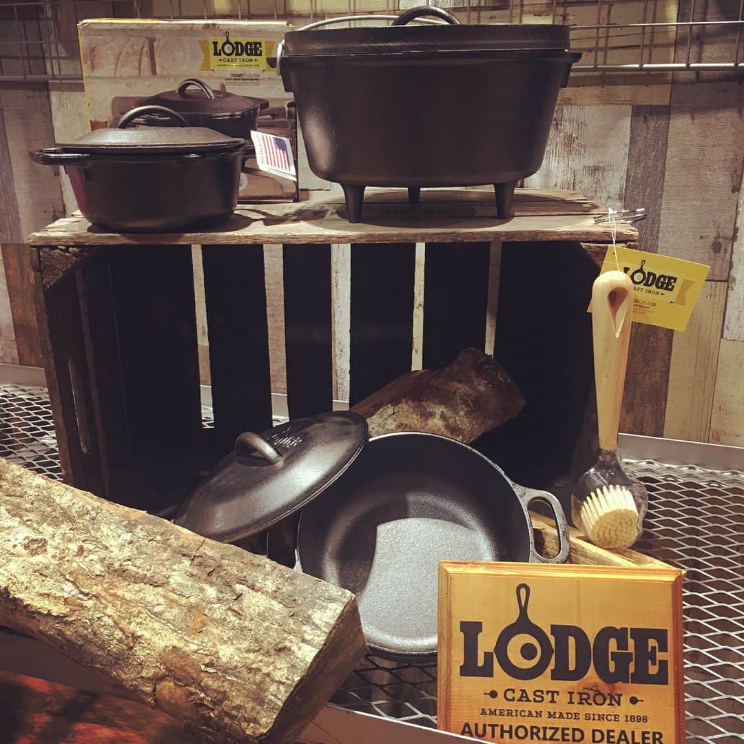 CRATE.JAPANのインスタグラム：「冬本番!! ⋆* ⁑⋆* ( *´꒳`* )⋆* ⁑⋆* 『LODGE 』 キャストアイアンダッチオーブンも大活躍の季節 ⋆* ⁑⋆* ( *´꒳`* )⋆* ⁑⋆* 温かい煮込み料理を家でも野外でも🎵 . #lodge#ロッジ#ダッチオーブン#煮込み料理#あたたかい#冬#ファミリー#ストーブ#黒豆も炊けるよ#キャンプ#本物#鋳鉄#道具#outdoors#アウトドア#幸せご飯#大切な人#みんなで#枚方crate」
