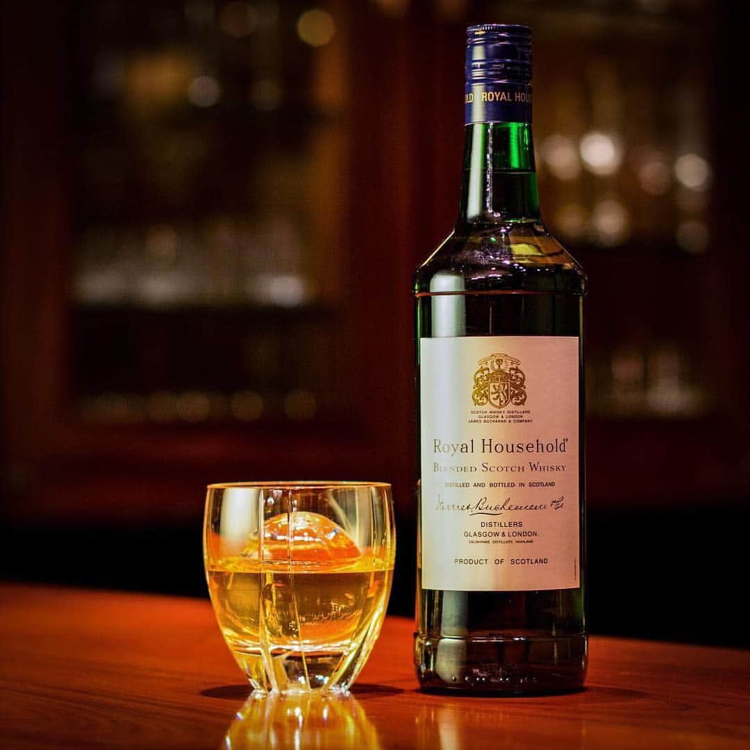 のインスタグラム：「The perfect day will be completed with exquisite #whisky 🥃 .  一日を終わらせるのに、これほどふさわしいものはないでしょう。 #イギリス 🇬🇧と #日本 🇯🇵だけで飲める #スコッチ #ウイスキー 、 #ロイヤルハウスホールド 。 . #ブルーバー #バー #bar #英国 #英国王室御用達 #ボトルキープ #シック #ラグジュアリー #上質 #WestinOsaka #ウェスティンホテル大阪 #ホテルバー #RoyalHouseHold」