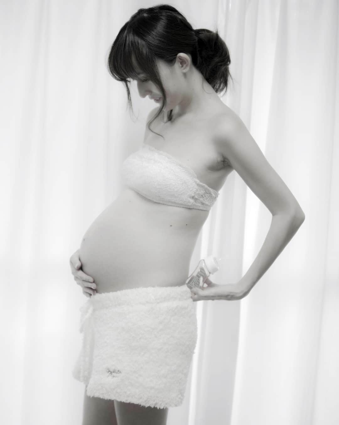 奥山絵里奈さんのインスタグラム写真 - (奥山絵里奈Instagram)「妊娠中と産後助けられたサプリ✨ ・ ・ 妊娠中は胎児を形成するために重要な#葉酸 が必要なのは有名ですよね！葉酸を沢山摂取するのはとても大変なのですが、この#美的ヌーボプレミアム には1日に摂取する葉酸が一粒で摂れるのでとても助かりました！ 妊娠中貧血にもなっていたので鉄分が採れたのも良かったです！ 成分も天然の食品から抽出したもので出来ているので、妊娠中も安心して摂れるのが本当に良かったです！ ・ ・ また産後は赤ちゃんのために魚を摂るように病院で指導を受けたのですが、外出出来ない上に、料理する余裕もないくらいの忙しさだったので、美的ヌーボプレミアムで魚の成分DHAとEPAが摂取出来ているので助かりました！ ・ ・ 一袋ずつ小分けになっているので、1日一袋とわかりやすく、とても飲みやすかったです☺️ とてもオススメ✨ #葉酸サプリ、#美的ヌーボプレミアム 、#美的ヌーボ 、#美容サプリ、#葉酸　#pr #鉄分補給 #貧血  #プレママ、#ママ、#マタニティ、#妊活、#妊娠、#妊婦、#授乳、#天然　#悪阻 #食事制限 #ダイエット #健康 #マタニティフォト」12月27日 19時28分 - erinaokuyama