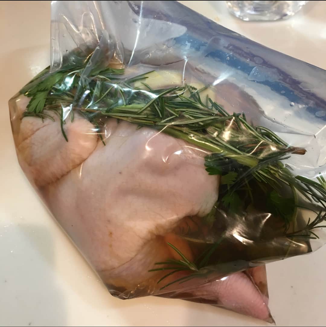 迫田愛子さんのインスタグラム写真 - (迫田愛子Instagram)「家族でのクリスマスディナーは丸鶏でローストチキンに初挑戦💪🐓🎄 秋川牧園 @akikawabokuen の丸鶏を使いました✨ ブレイン液を使った下ごしらえにしたんですがしっとりとして最高に美味しかった💓  時間はかかるけど、漬けこんでおくだけ、焼くだけなので意外に簡単でビックリ✨✨ 作り方を載せておきます🤗 スワイプ⇨はお料理好きな方じゃない方はやめた方が良いかも！  ①丸鶏を綺麗に洗って水気を拭き取ります。 ②ブレイン液(水500ml塩25g砂糖25gを混ぜたもの)とニンニク、好きなハーブ(今回はローズマリーとイタリアンパセリ)と一緒にジップロックで一晩漬け込みます。 ③水気を切って丸鶏のお腹にお好きな水気が少ない野菜(今回は長芋)とブレイン液に浸けていたハーブ、ニンニクを詰め込みます。 ④爪楊枝で詰め込み口を塞ぎます。 ⑤脚をタコ糸で結び、丸鶏をオーブントレイへ。 周りに根菜類、ハーブを並べて。 ⑥オリーブオイルを丸鶏と野菜の表面に塗ります。 ⑦アルミホイルで覆い、予め200度に設定しておいたオーブンに60分。 ⑧60分経ったらアルミホイルを外し、50分。 この時に横のバターナッツカボチャのグラタンを一緒に投入しました。 ⑧残り15〜20分頃ブロッコリーとトマトを天板に並べて焼き上がるのを待つだけ💓  秋川牧園さんの丸鶏。 安全安心で美味しく、食べ切りサイズなのも嬉しいところ✨✨ もちろん全く臭みもなく、味も最高💓  #秋川牧園 #ローストチキン #丸鶏 #AIKO食堂 #aikocooking #cooking #料理 #おうちごはん #和食 #japanesefood #instafood #instadelicious #homeparty #ママ #mammy #baby #babyboy #男の子ママ#生後4ヶ月 #0歳4ヶ月 #4ヶ月 #8月生まれ #完全母乳 #完母 #母乳 #母乳育児 #布おむつ #布おむつ育児」12月27日 10時48分 - aiko_esnail