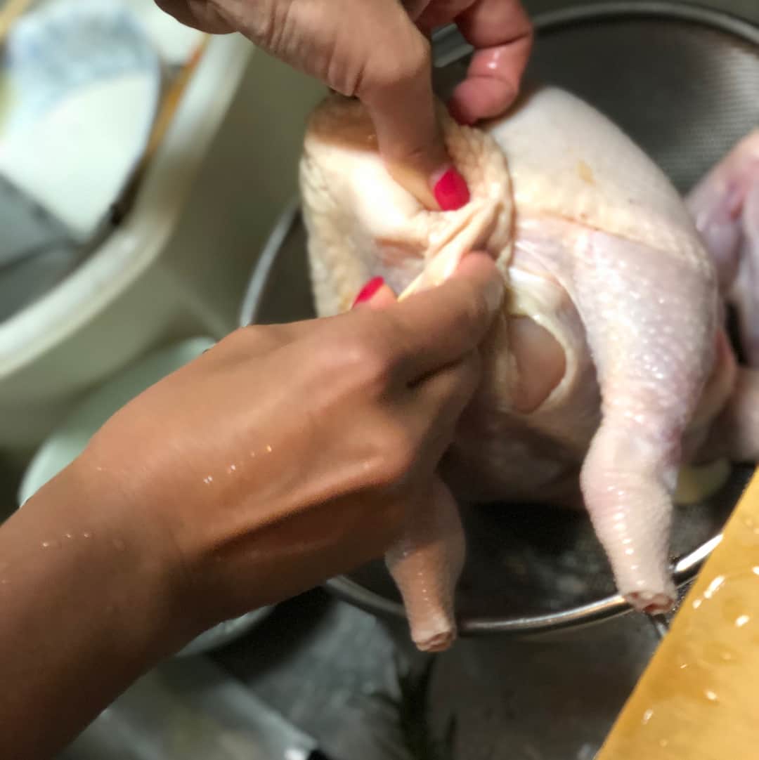 迫田愛子さんのインスタグラム写真 - (迫田愛子Instagram)「家族でのクリスマスディナーは丸鶏でローストチキンに初挑戦💪🐓🎄 秋川牧園 @akikawabokuen の丸鶏を使いました✨ ブレイン液を使った下ごしらえにしたんですがしっとりとして最高に美味しかった💓  時間はかかるけど、漬けこんでおくだけ、焼くだけなので意外に簡単でビックリ✨✨ 作り方を載せておきます🤗 スワイプ⇨はお料理好きな方じゃない方はやめた方が良いかも！  ①丸鶏を綺麗に洗って水気を拭き取ります。 ②ブレイン液(水500ml塩25g砂糖25gを混ぜたもの)とニンニク、好きなハーブ(今回はローズマリーとイタリアンパセリ)と一緒にジップロックで一晩漬け込みます。 ③水気を切って丸鶏のお腹にお好きな水気が少ない野菜(今回は長芋)とブレイン液に浸けていたハーブ、ニンニクを詰め込みます。 ④爪楊枝で詰め込み口を塞ぎます。 ⑤脚をタコ糸で結び、丸鶏をオーブントレイへ。 周りに根菜類、ハーブを並べて。 ⑥オリーブオイルを丸鶏と野菜の表面に塗ります。 ⑦アルミホイルで覆い、予め200度に設定しておいたオーブンに60分。 ⑧60分経ったらアルミホイルを外し、50分。 この時に横のバターナッツカボチャのグラタンを一緒に投入しました。 ⑧残り15〜20分頃ブロッコリーとトマトを天板に並べて焼き上がるのを待つだけ💓  秋川牧園さんの丸鶏。 安全安心で美味しく、食べ切りサイズなのも嬉しいところ✨✨ もちろん全く臭みもなく、味も最高💓  #秋川牧園 #ローストチキン #丸鶏 #AIKO食堂 #aikocooking #cooking #料理 #おうちごはん #和食 #japanesefood #instafood #instadelicious #homeparty #ママ #mammy #baby #babyboy #男の子ママ#生後4ヶ月 #0歳4ヶ月 #4ヶ月 #8月生まれ #完全母乳 #完母 #母乳 #母乳育児 #布おむつ #布おむつ育児」12月27日 10時48分 - aiko_esnail