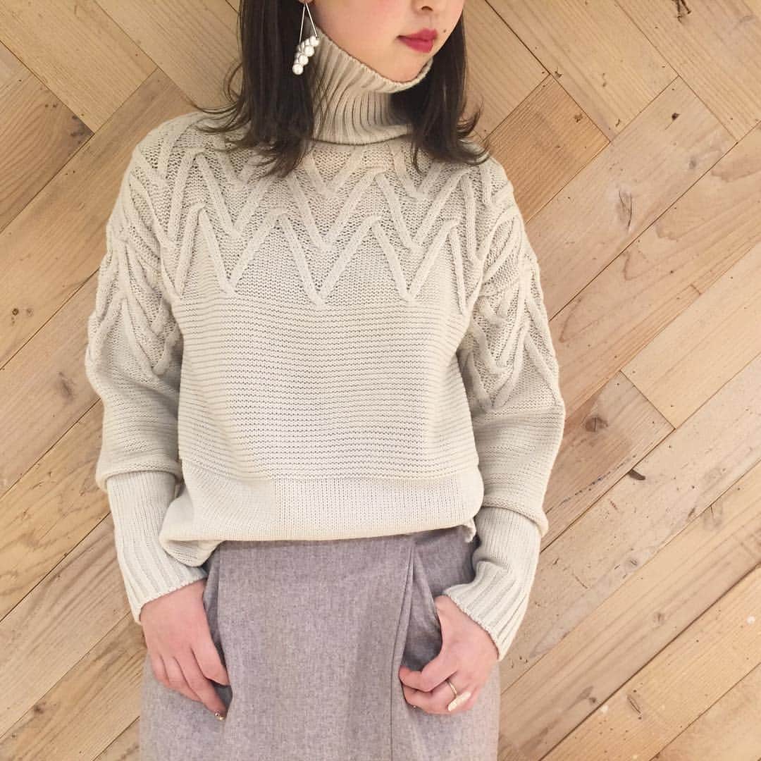 sheta officialのインスタグラム：「RESTOCK. ㅤㅤㅤㅤㅤㅤㅤㅤㅤㅤㅤㅤㅤ ジグザグ編みのざっくりニットが ご好評により再入荷致しました。 数に限りがございますので お早めにご来店くださいませ。 ㅤㅤㅤㅤㅤㅤㅤㅤㅤㅤㅤㅤㅤ zigzag cable knit color:ivory/gray price:10,000yen+tax ㅤㅤㅤㅤㅤㅤㅤㅤㅤㅤㅤㅤㅤ #Sheta #sheta_17aw」