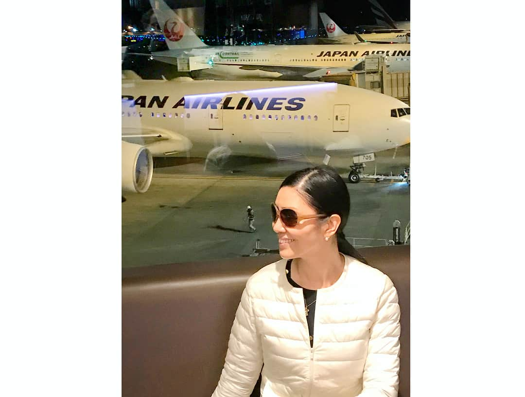 アンミカさんのインスタグラム写真 - (アンミカInstagram)「無事にバカンス先のハワイに到着✈️早速、義父達と家族水入らずのディナーへ🍽心身を深呼吸させて、自然な自分を取り戻すバカンスのスタートです🌟 明日は18:30〜22:48フジテレビ【仰天ハプニング150連発】に出演します。本当ビックリ&爆笑の旅でした(^O^) #vacation #model #ahnmika #hawaii #relax #トルコで購入したジュエリーとウィーンで購入したワンピを身につけて #カーデは旅行に大活躍のアネラリュクスのボレロカーデ @theodore21118miller @charlesmiller2282 @nancyhorwitz」12月27日 17時44分 - ahnmikaofficial