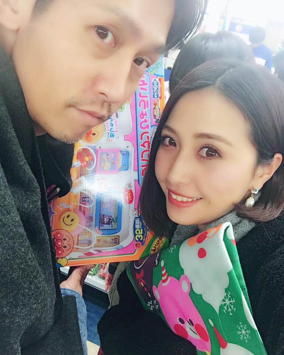 水野佑香さんのインスタグラム写真 - (水野佑香Instagram)「そういえばクリスマスイヴの夕方🎄チビりんのサンタさんにプレゼントをお願いするために、旦那さんと1.5時間デート❤️w * たった2年なのにチビりんがいなくておでかけするのが新鮮になったな〜。そしてやっぱり会話はチビりん中心になっちゃう🤣w これが『親になる』って感覚なのかなぁ？ * ありがたいことにうちのチビりんはママがいなくても、パパがいなくても、お義父さんお義母さんが大好きなのでチャ〜ラ〜♪ ヘッチャラ〜♪ (わかる？w) * #ギリギリで生きてる #当日準備  #旦那さんとデート #クリスマスプレゼント #水野祐香 #model #Editor #youtuber  #ワーキングママ #ママ #38歳 #桃玉  #ゴングロ三兄弟 #加齢に負けず華麗に生きる」12月27日 17時39分 - mizuno_yuka