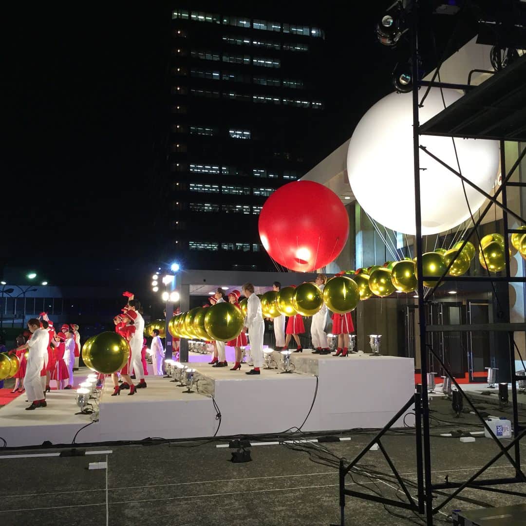 NHK紅白歌合戦さんのインスタグラム写真 - (NHK紅白歌合戦Instagram)「こちらは先日あげた写真の夜のシーン。実はグランドオープニングの撮影だったんです！紅白歌手46組が出演する超豪華なオープニング、ぜひ番組開始の夜7:15から、お見逃しなく！！#NHK紅白 #紅白歌合戦#グランドオープニングが凄い！#いきなりクライマックス」12月27日 20時22分 - nhk_kouhaku