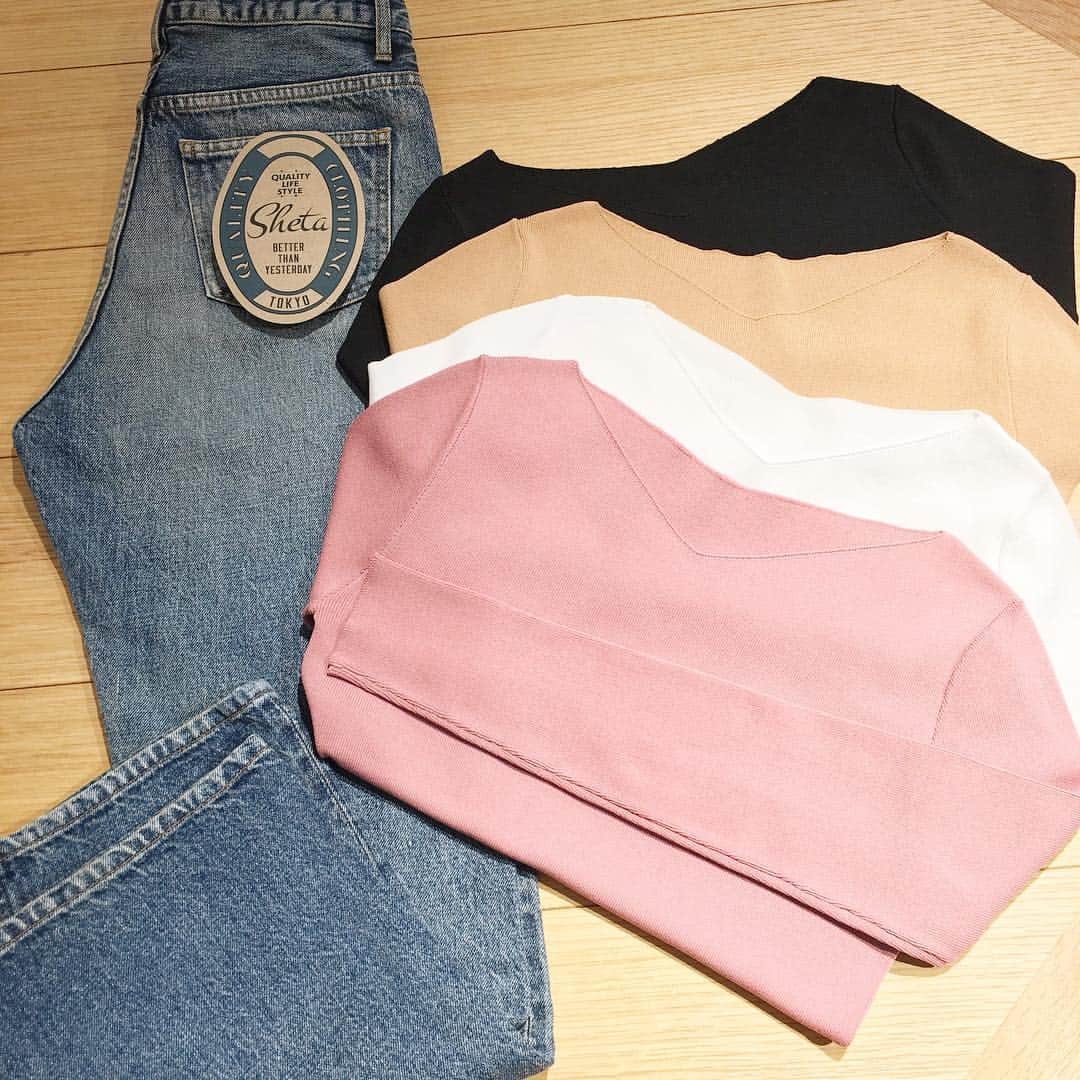 sheta officialのインスタグラム：「Newarrival ㅤㅤㅤㅤㅤㅤㅤㅤㅤㅤㅤㅤㅤ 伸縮性の高いゴム地と天竺地を あわせたリブニットは さりげないV開きが女っぽく、 2.3色欲しくなってしまう 着心地の良さがオススメです。 ㅤㅤㅤㅤㅤㅤㅤㅤㅤㅤㅤㅤㅤ gom knit pullover color:pink/white/camel/black price:6,000yen+tax ㅤㅤㅤㅤㅤㅤㅤㅤㅤㅤㅤㅤㅤ #Sheta #sheta_17aw」