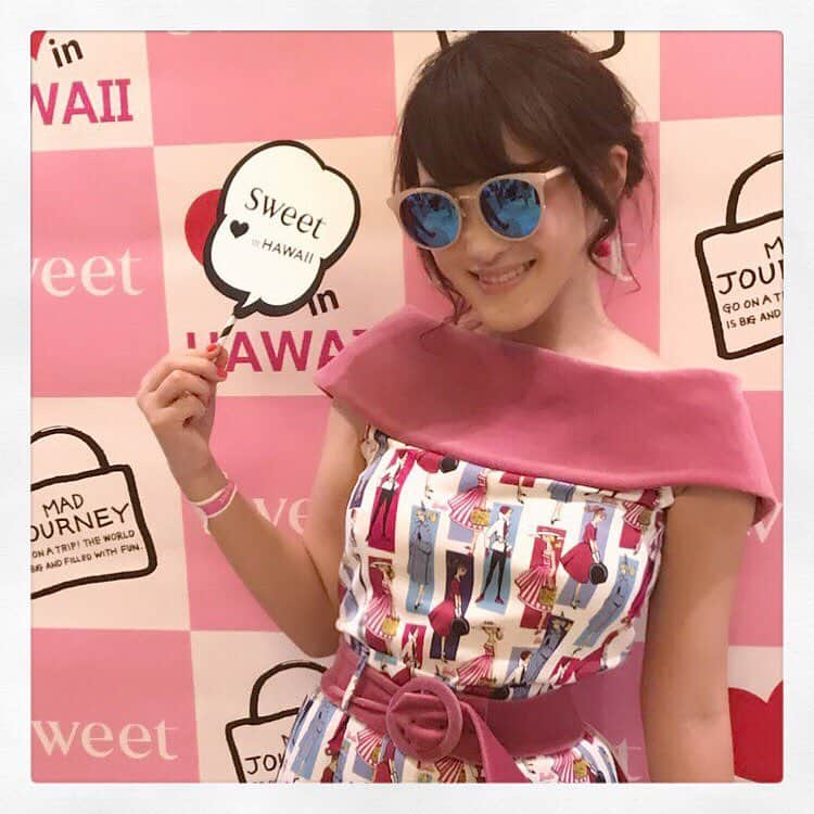 MAD JOURNEYのインスタグラム：「. #madjourney  #mdjhawaii #hawaii #honolulu #waikiki #travel #fashion #sunglasses  #sweet . . #マッドジャーニー #sweetハワイ #スゥイート #大人のための修学旅行 #撮影#girl」