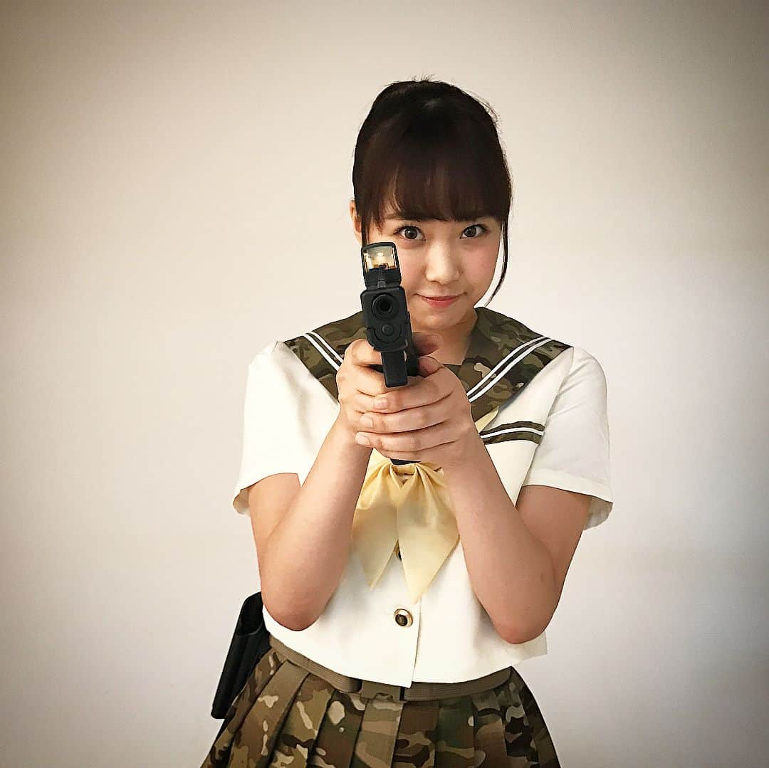 加藤夕夏さんのインスタグラム写真 - (加藤夕夏Instagram)「#ARMSmagazine #military #ミリタリー女子  迷彩のセーラー服可愛かった〜💚💚！ そしてかっこいい銃たちと！（本物じゃないよ）紙面にも銃などの情報てんこもりです！！チェックするしかですよっ🔫💚」12月27日 22時42分 - uuka_nmb