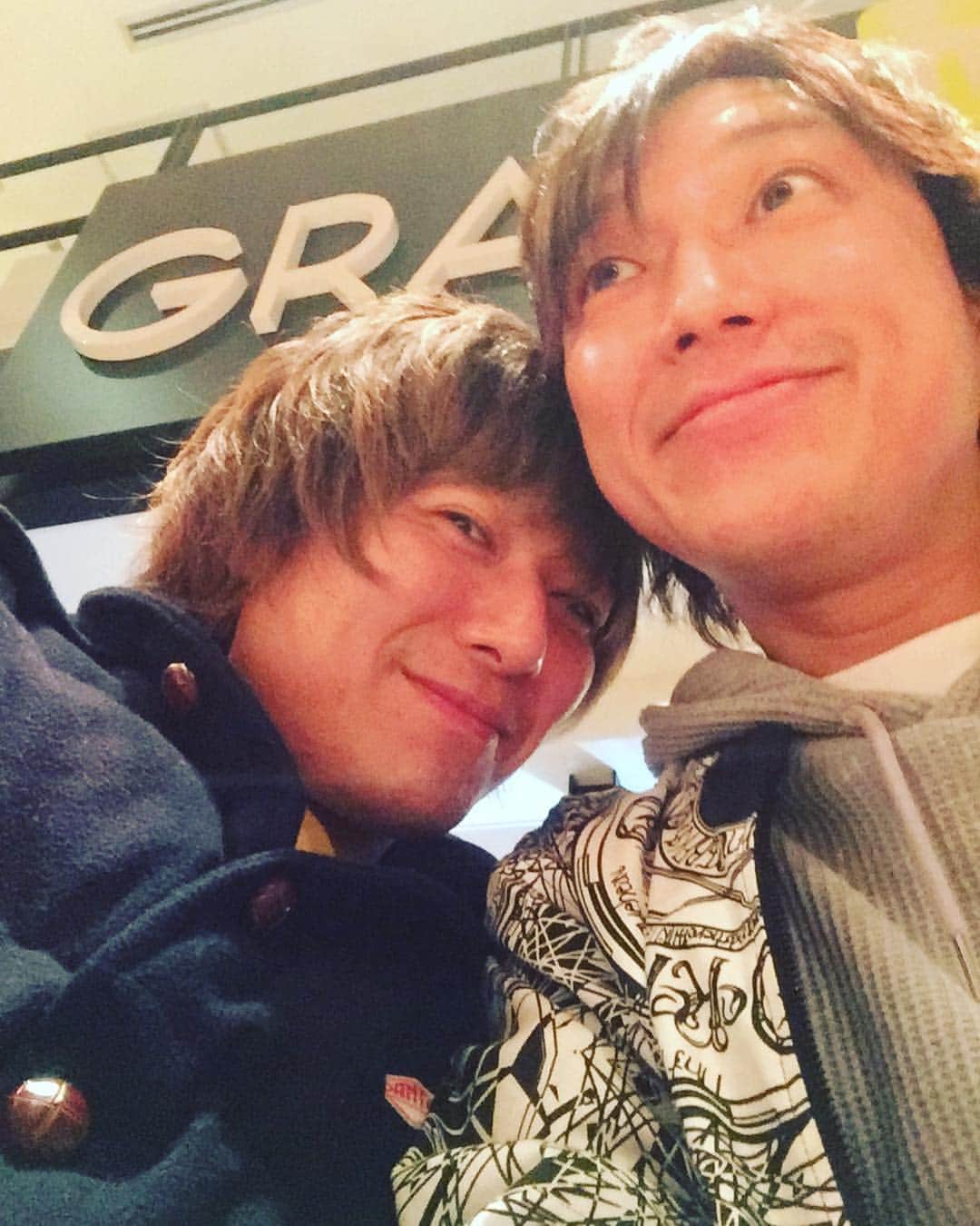 HIROSHIのインスタグラム：「MUCC20周年おめでとう🎊 さっきさとちからラインがきた♪ さとち俺もさとちが大好きや(๑˃̵ᴗ˂̵)v これからも宜しくやで‼︎」