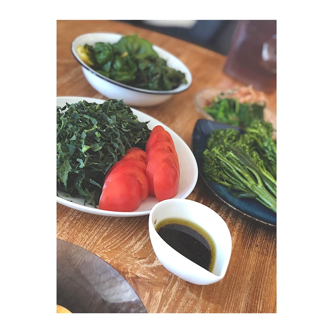 Rioのインスタグラム：「収穫した野菜達🥦✨ ケールにスティックセニョール 海外の赤・黄ほうれん草にノーマルほうれん草  ケールサラダは バルサミコハニービネガードレッシングにしたょ〜✨ オリーブオイルにビネガー、バルサミコ酢 ハニーに胡椒や薄口醤油で 作りましたーーーー✨🌈」