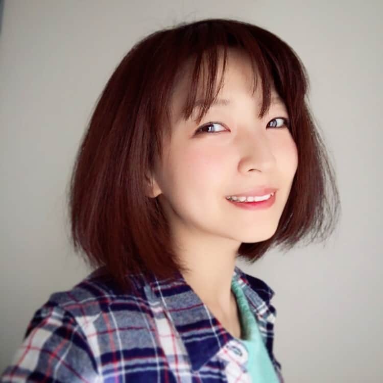 平田裕香のインスタグラム：「髪の毛概ね好評で喜ばしい。 うん。嬉しい。  ドライヤーで乾かすのも楽だし変にハネずに乾かせるようになった。 嬉しい。 #ボブヘア」