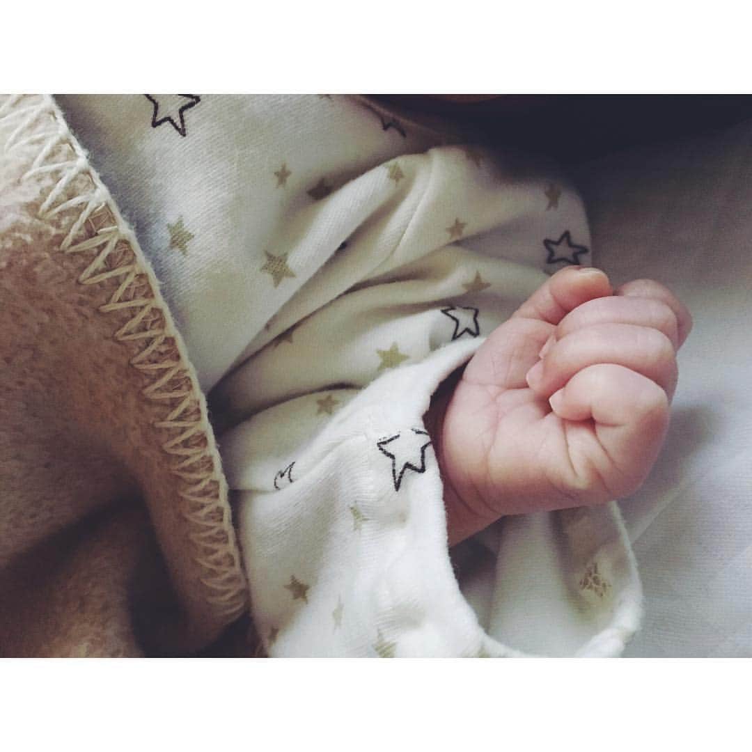 前川香緒里のインスタグラム：「新しい家族が増えました💫👶🏻✨ . #baby #babygirl #newborn #0month #instababy #babystagram #mommylife」