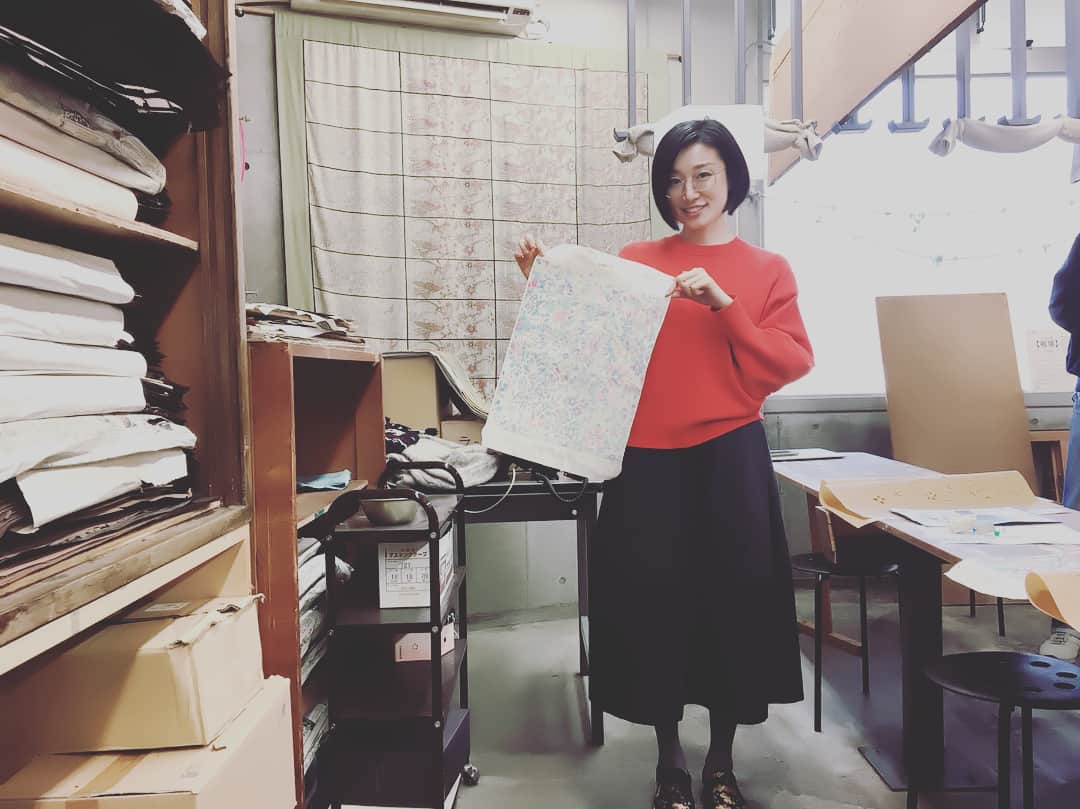 山本真由美さんのインスタグラム写真 - (山本真由美Instagram)「. 完成〜˚✧₊⁎❝᷀ົཽ≀ˍ̮ ❝᷀ົཽ⁎⁺˳✧༚ . よくばらない どんよく . #二葉苑 #染め #江戸更紗 #型紙 #めがね  #edo #japan #tokyo #culture  #experiences #kimono #textile #gradation  #beautiful #体験 #着物 #割烹着 #完成 #和 #sarasa #futabaen #architecture #art #botanical  #design #detail #帯 #半幅帯 #反物 #伊勢型紙」12月28日 9時27分 - mayumi_yamamoto.official