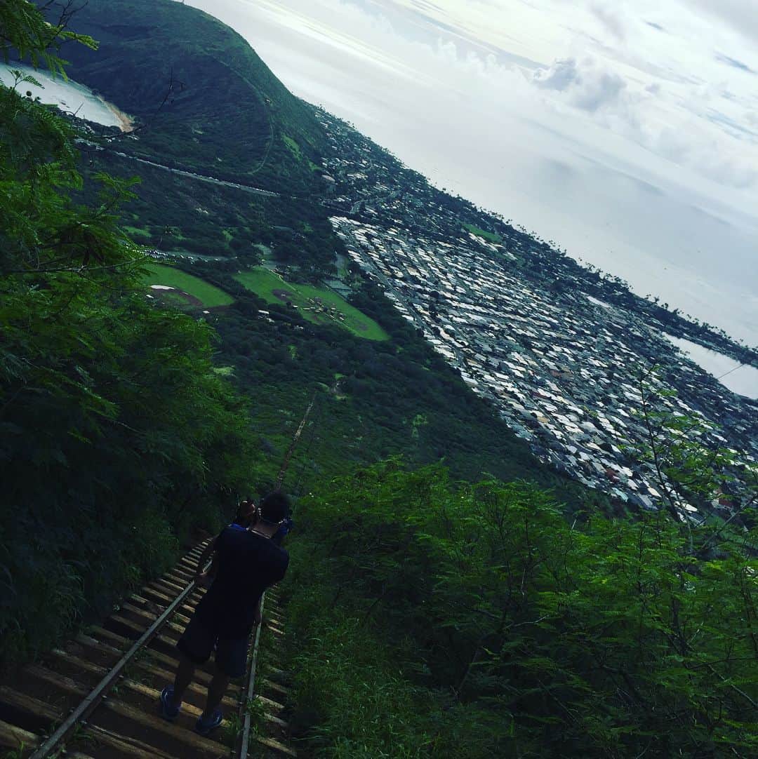 吉田凌さんのインスタグラム写真 - (吉田凌Instagram)「練習終わってからハワイの有名な山⛰ ココヘッドを登ってきた！マジでしんどかったし階段多いし坂急やし汗ダラダラ💦笑 でも、景色綺麗かったし面白かったから登って良かった！ #ハワイ#ココヘッド#マジで#ツラかった#でも#めっちゃ#楽しかった#いい#トレーニング#西さん#大亮さん」12月28日 12時05分 - yosshi5m2w1