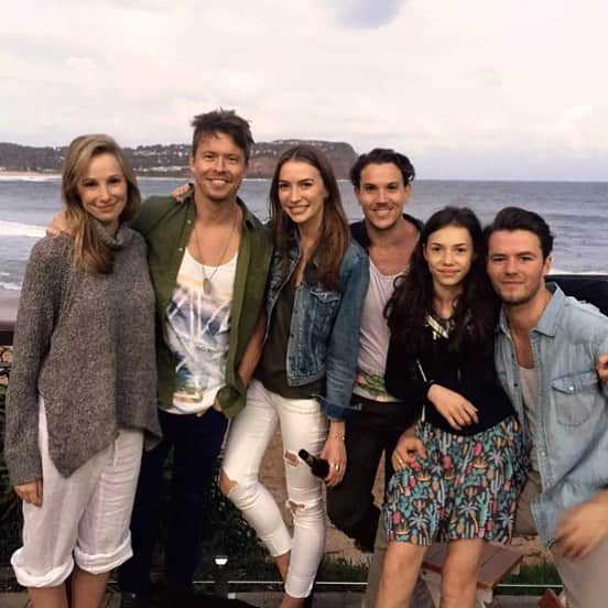 カイン・オキーフのインスタグラム：「This time two years ago. Christmas in Australia with the #Cocquerels. They're all angels in human clothing. Take me back 🎄⚡️」