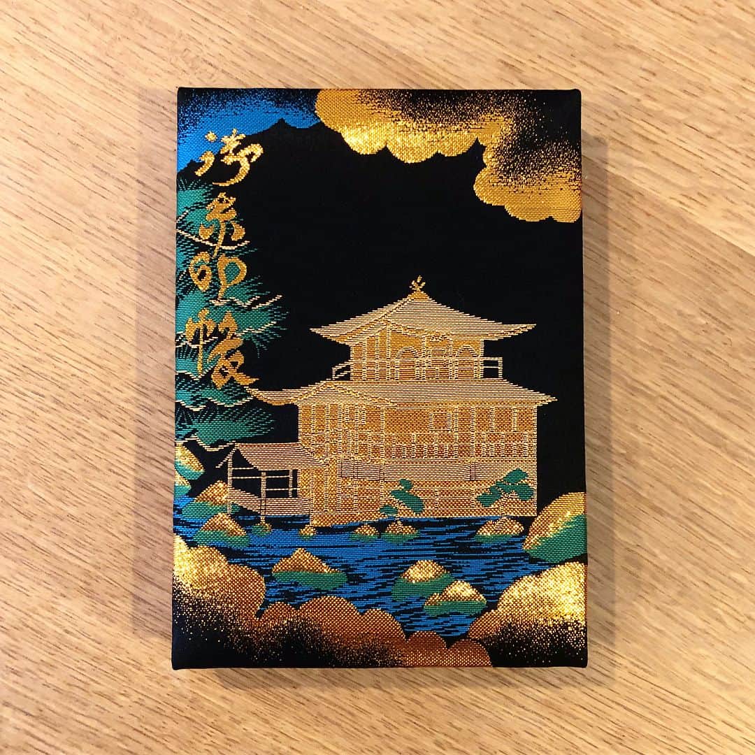 服部円のインスタグラム：「金閣寺✨の御朱印帳がエグかったので、ついにデビューしてしまいました。みんなコレ集めてどうするんだろ🤔 #御朱印帳 #御朱印 #御朱印ガール #御朱印巡り #御朱印集め #御朱印部」