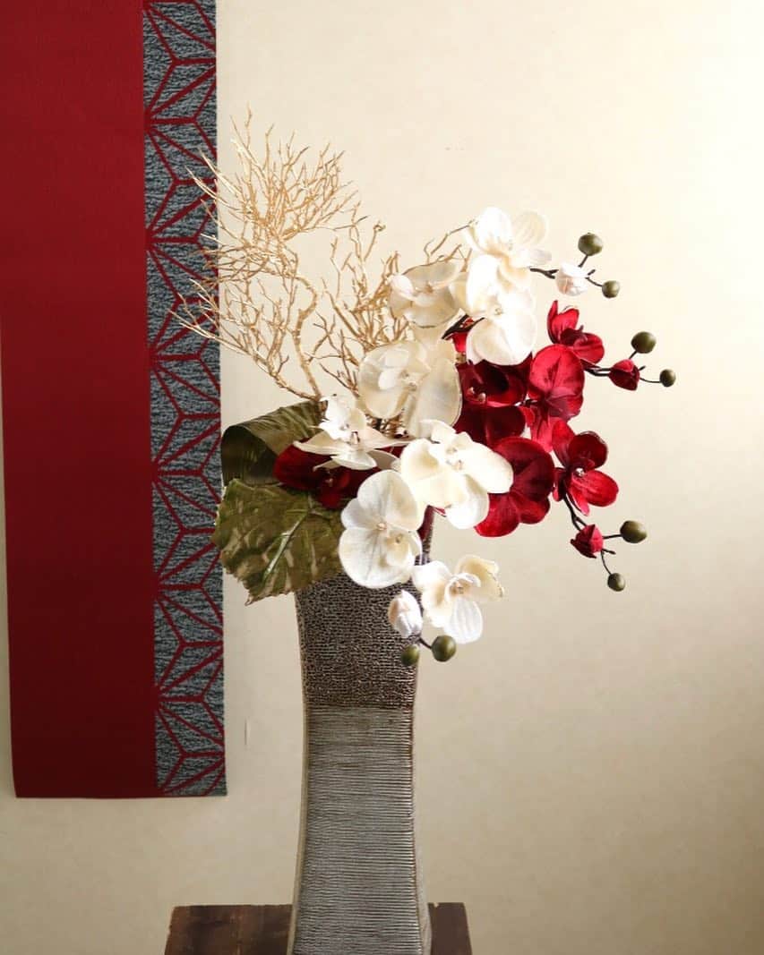 東京堂アーティフィシャルフラワーMAGIQのインスタグラム：「・ 【アーティフィシャルでお正月を迎える】 〜 特別編 『年末のご挨拶』〜 ・ 2017年も残すところ数日となりました。 今年も皆さまから、沢山の"いいね"とコメントを頂き、またキャンペーンへも沢山ご参加いただき、誠にありがとうございました🙇 ・ 2018年も新たな企画で、#アーティフィシャルフラワー の魅力をお伝えしてまいります。 ・ また、現在開催中のキャンペーン【 #MAGIQ新春2018 】は1/4迄です。まだまだ沢山の投稿お待ちしております！ ・ 尚、(株)東京堂 ならびに MAGIQ Instagram アカウントは本日で仕事納めとなります。 ・ 年明けは1月5日(金)からの営業となります。 ・ 皆さま、どうぞ良いお年をお迎えくださいませ☺️ ・ ＊(株)東京堂 MAGIQマーケティングチーム 一同＊ ・ #東京堂#TOKYODO#MAGIQ#MAGIQのある暮らし#アーティフィシャル#花#フラワー#アートフラワー#造花#花のある暮らし#花のある生活 #花好きな人と繋がりたい#ザ花部#フラワーデザイン#フラワーアレンジメント#フラワーアレンジ#アレンジメント#お正月#正月#お正月飾り#正月飾り#キャンペーン#newyear#蘭 #artificialflower #artificial #flowerstagram#floweroftheday」
