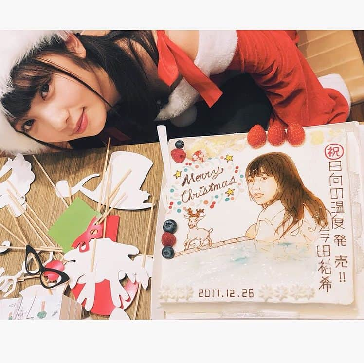 与田祐希のインスタグラム：「12.26発売記念 ショールーム配信より 🎅1日遅れの与田サンタ🤶 日向の温度お祝いケーキと 共に🎂  #日向の温度 #ショールーム #与田サンタ #与田祐希 #乃木坂46 #与田ちゃん」