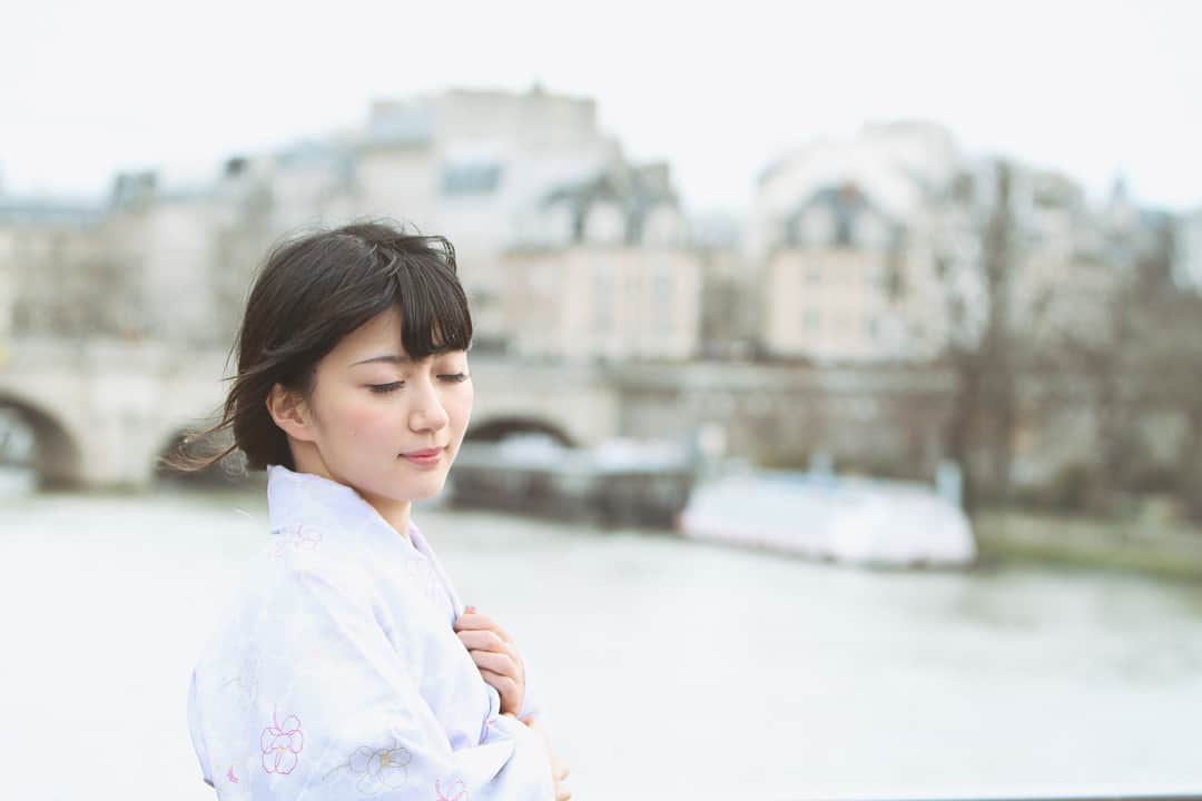 香川愛生のインスタグラム：「パリの風  #France #フランス #Paris #パリ #pontdesart #芸術橋 #愛生が行く #manaogo #mnoeuropes #旅行 #voyage #着物 #kimono #町着 #和服 #渋谷きものレンタル #シブヤキモノレンタル #風 #冷たい #さわやか #気持ちいい」