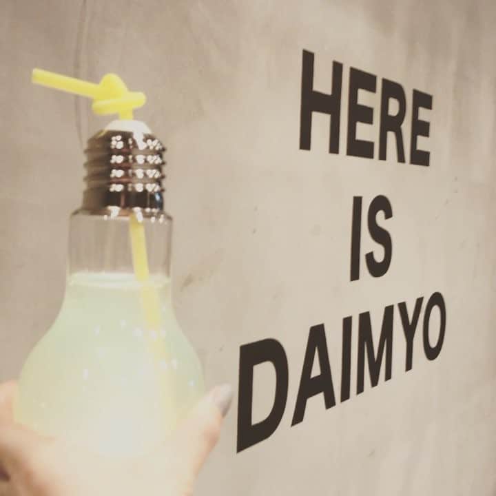 宮瀬茉祐子のインスタグラム：「福岡に帰省中！ 久しぶりに帰ると知らないお店ばかり。  地元なのに旅行気分✈️ #fukuoka #myhometown #cafe #lemonsoda #電球ソーダ」