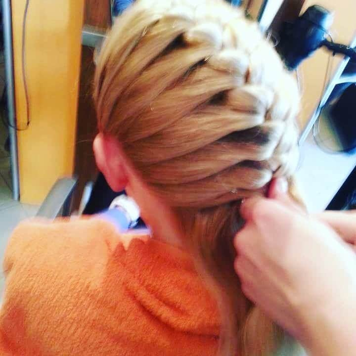 MERYのインスタグラム：「Work in progress #hairstyles #hair #haircolor #haircut #hairstylist #styling #work #menhairstyle #womenhairstyle #funtime」